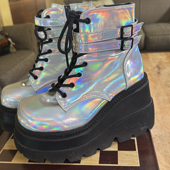 Demonia Shaker platform boot. Hologram silver. - Picture 2 of 7